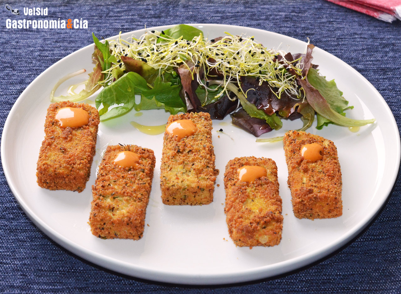 Tofu rebozado con mahonesa de sriracha, una receta fácil y rica que os hará adorar este alimento