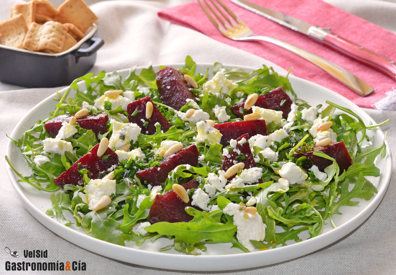 Ensalada de rúcula y remolacha con queso rulo de cabra y piñones, una receta simple para un entrante exquisito