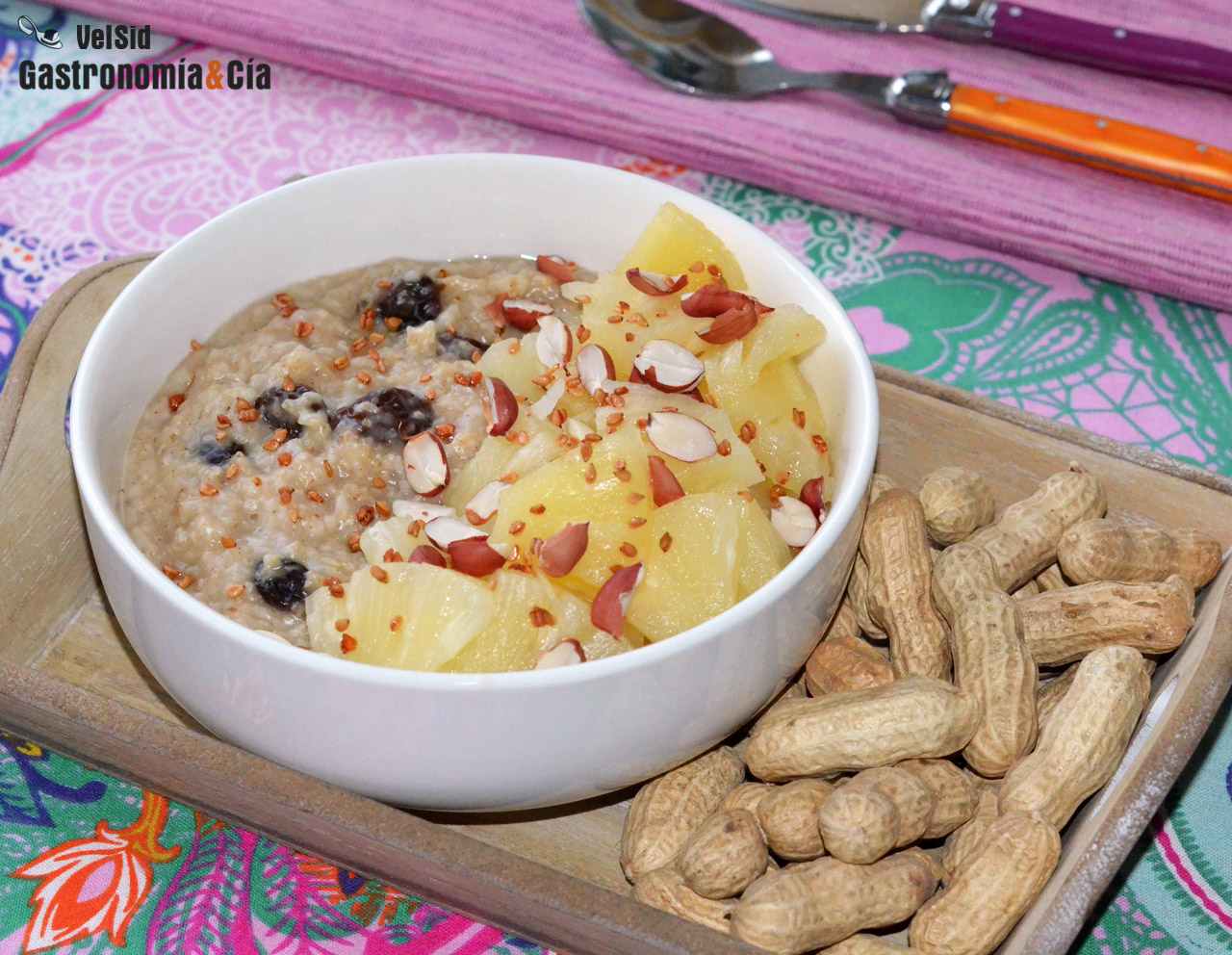 Porridge con piña, canela y cacahuetes, un desayuno saludable, saciante y sabroso