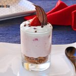 Postre de yogur cremoso de fresas con cookies de chocolate