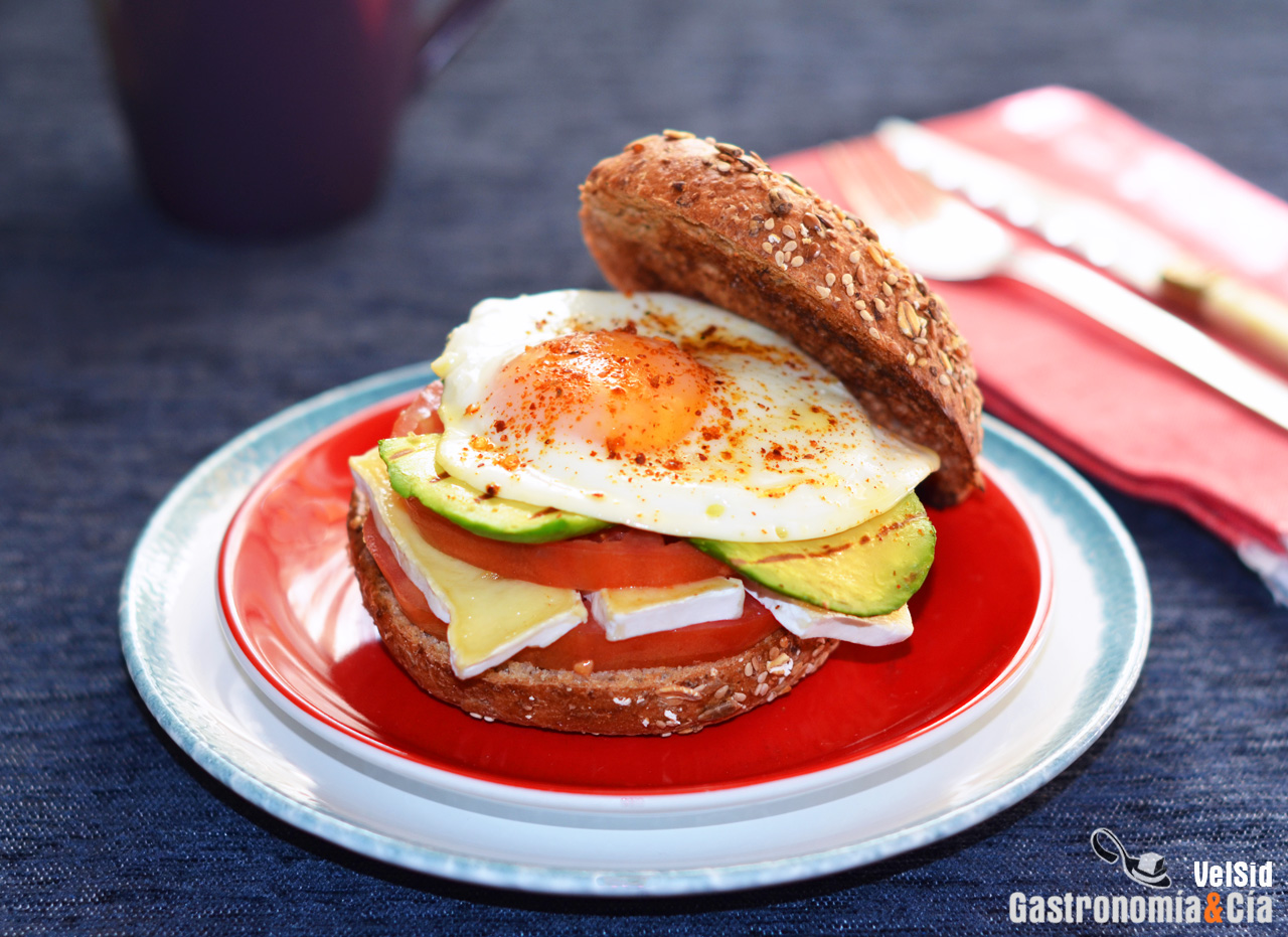Bocadillo de huevo y aguacate a la plancha, la receta que harás tanto para  el desayuno como para la cena