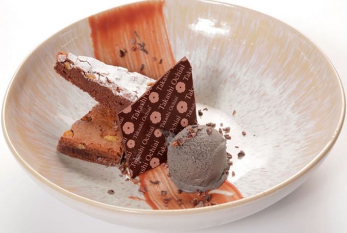 Helado de sésamo negro y brownie de chocolate y nueces Takashi Ochiai
