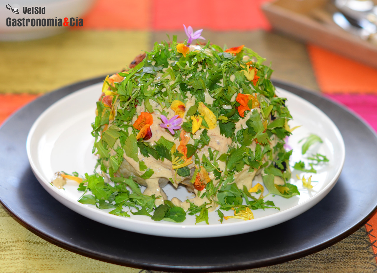 La Tierra. Receta de coliflor asada entera con salsa de sésamo y mostaza y hierbas aromáticas
