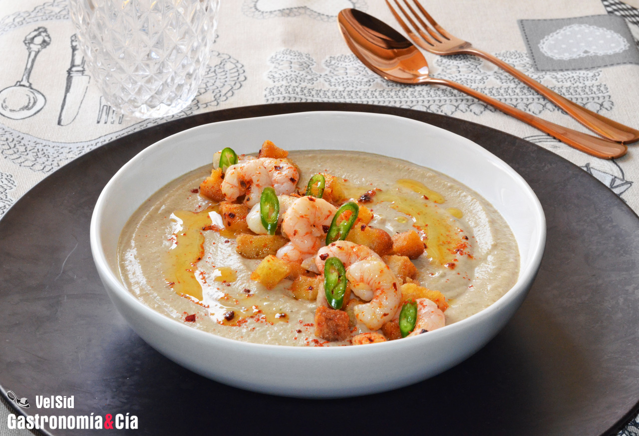 Crema fría de berenjena con gambitas, una receta fresca, ligera y muy sabrosa
