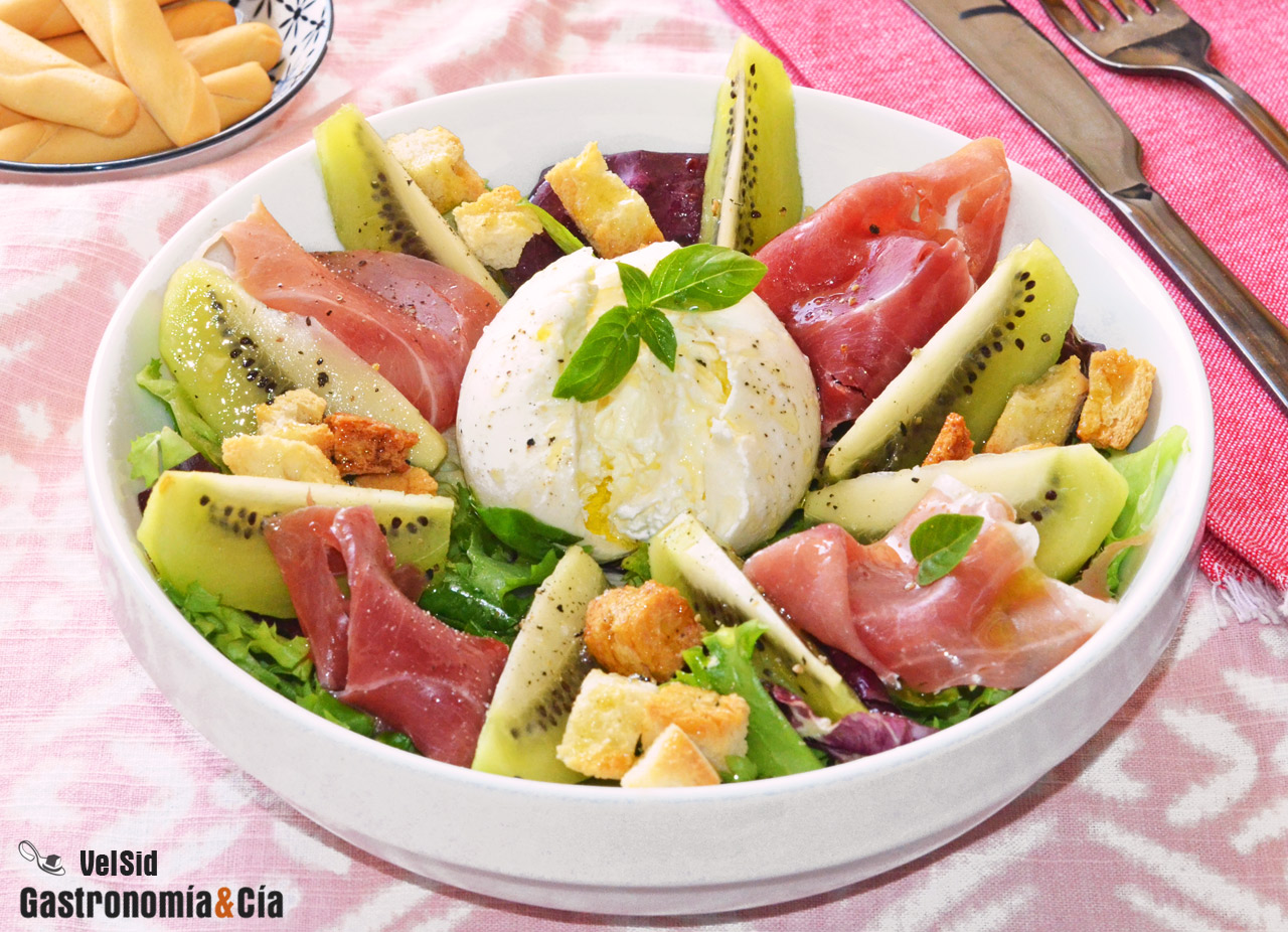 Burrata con kiwi y jamón, la receta de una ensalada sorprendente, sabrosa y sencilla