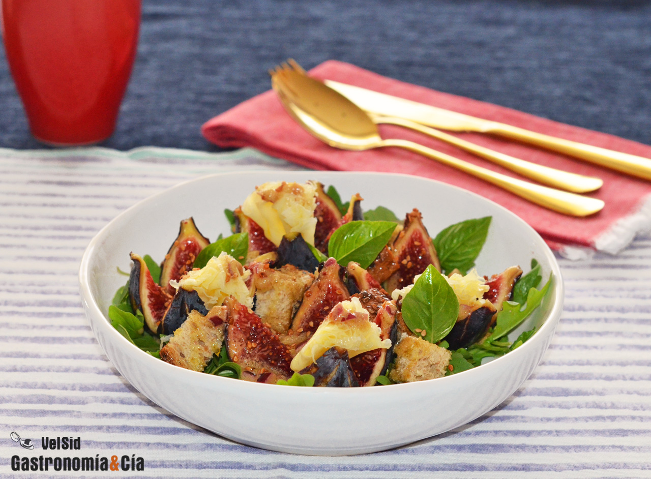 Ensalada de rúcula con higos y Tête de Moine, una receta exquisita con fruta de temporada