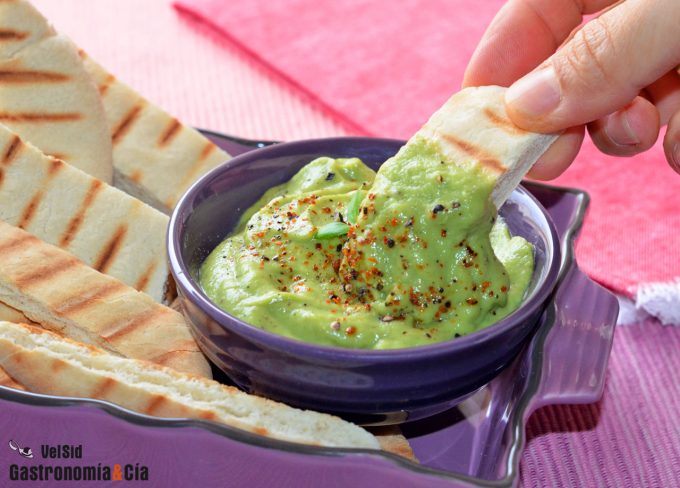 Crema para mojar o untar con pan pita