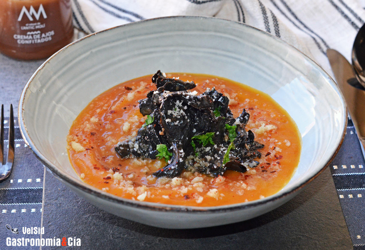Receta de Crema de calabaza con trompeta de la muerte, migas de queso y crema de ajos confitados