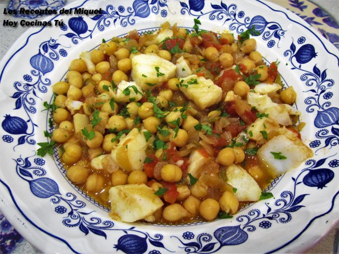 Garbanzos con dados de bacalao en salsa Hoy Cocinas Tú