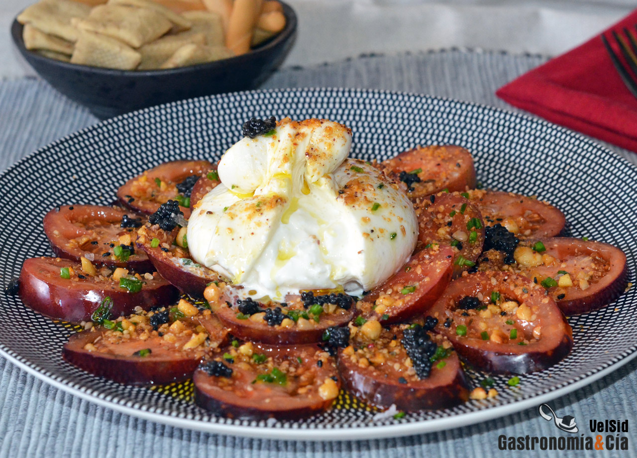 Receta de ensalada de tomate, burrata, huevas de arenque y dukkah de avellanas