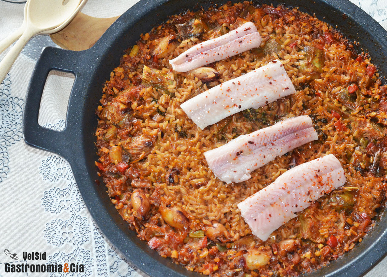 Arroz con alcachofas chipirones y anguila ahumada, la receta de tu próximo arroz en paella