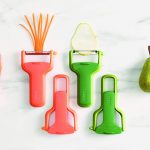 Pelador de vegetales con protector para las manos