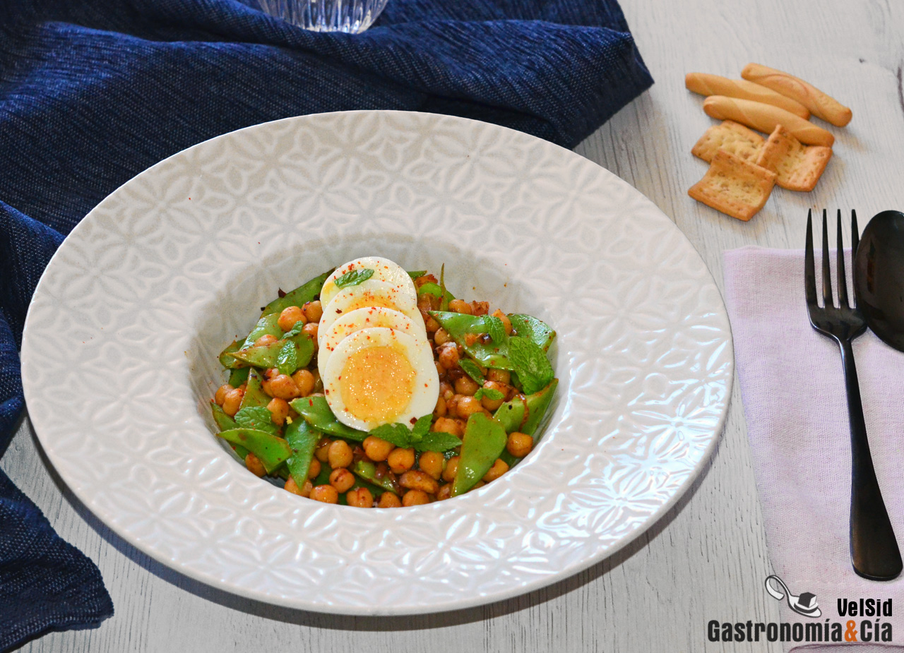 Garbanzos con tirabeques y huevo duro, una receta rica y sana que se hace en 10 minutos