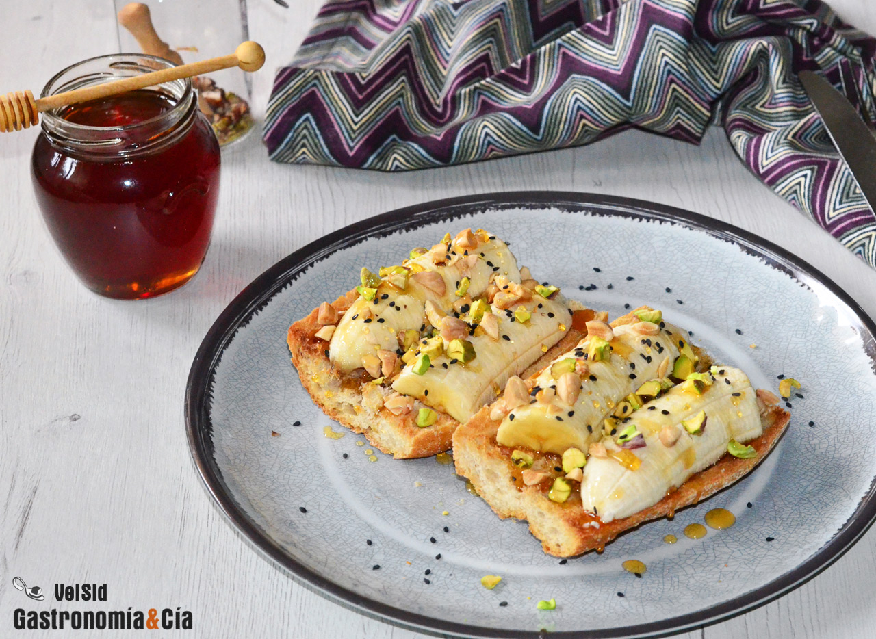 Tostadas con plátano, miel y pistachos, una receta sencilla que alimenta y se disfruta