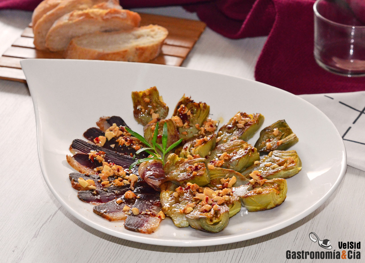 Receta de alcachofas con jamón de pato y vinagreta de almendras y ajos confitados