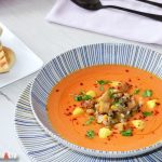 Salmorejo con berenjena y berberechos