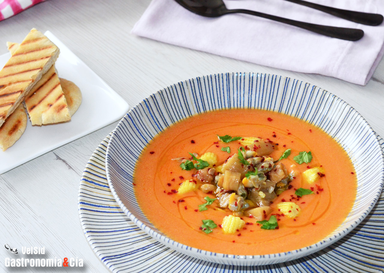 Salmorejo con berberechos y berenjena encurtida, una receta perfecta para comer rico, sano y ligero