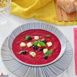 Con queso feta marinado y arándanos