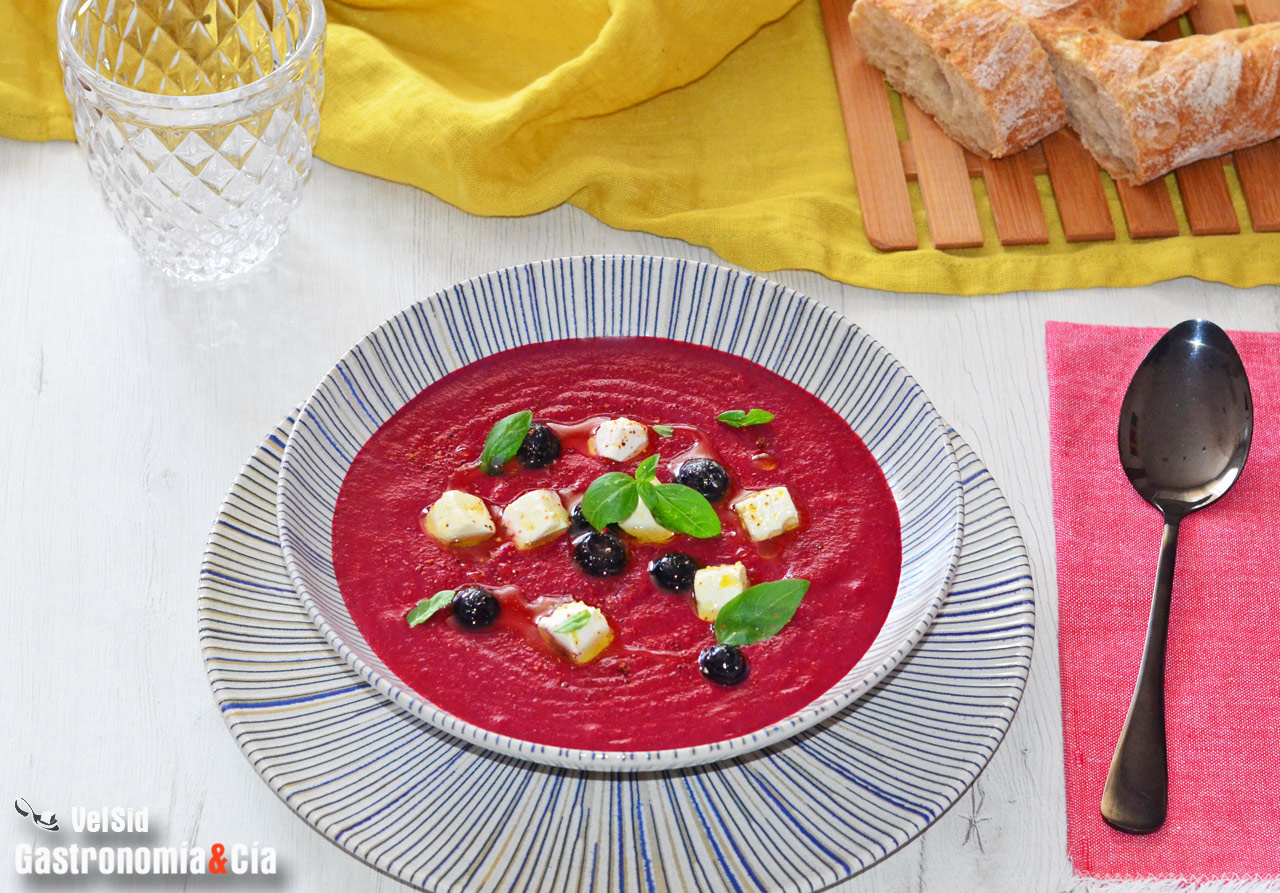 Sopa fría de remolacha ahumada con queso feta marinado y arándanos, una receta sublime para este verano