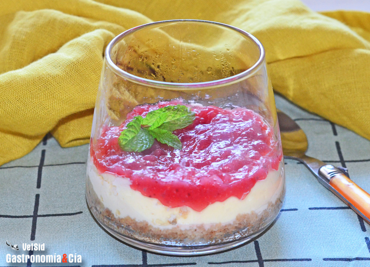 Receta de tarta de queso con base de galleta en vasito (sin horno) y lista en 5 minutos