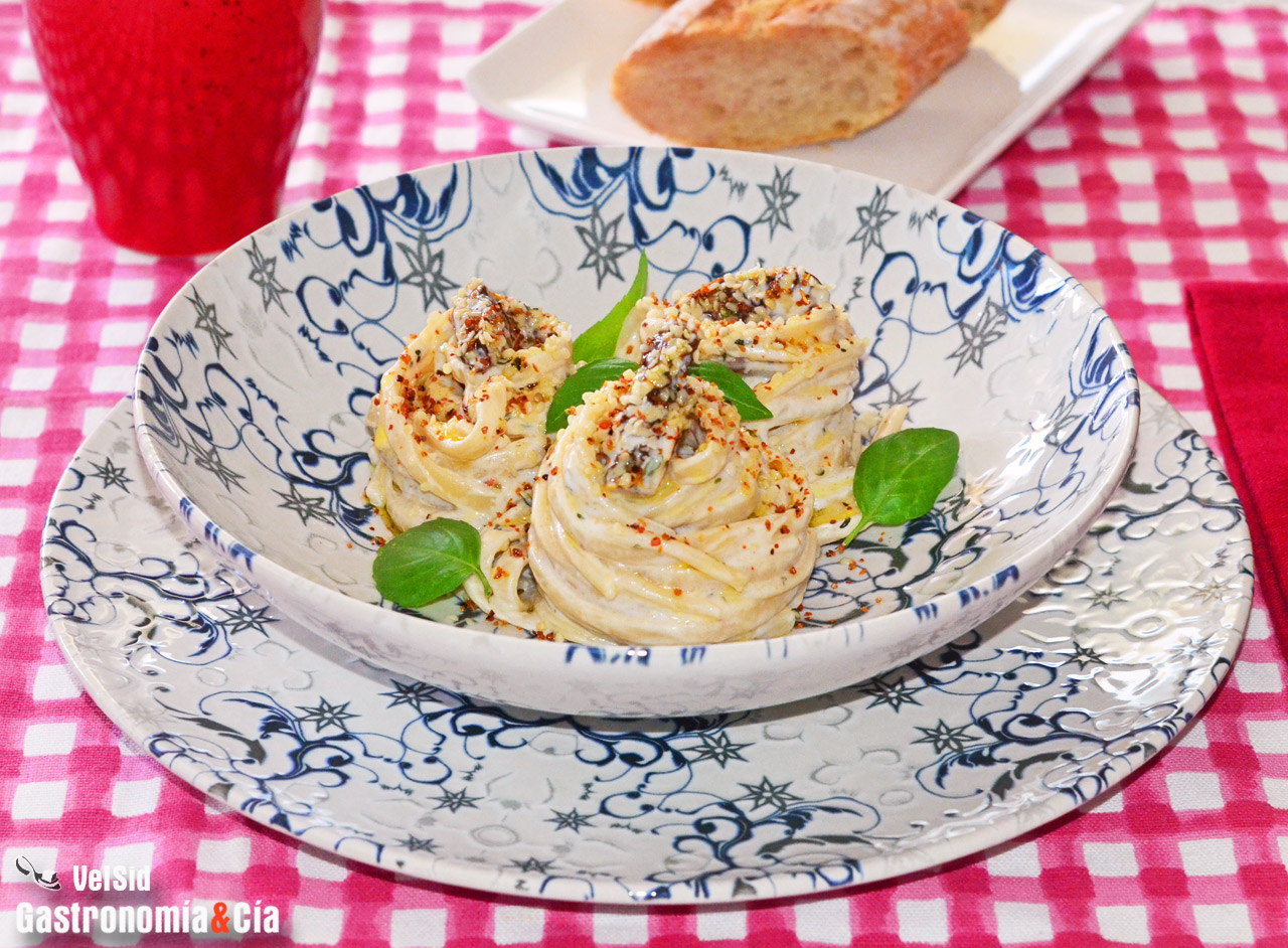 Tallarines con crema de queso, tomates secos y semillas de cáñamo, receta sencilla y exquisita para cada día