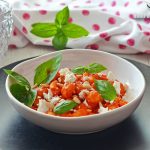 Ñoquis con tomate y albahaca