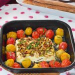 Receta de queso feta con tomates, pistachos y piñones