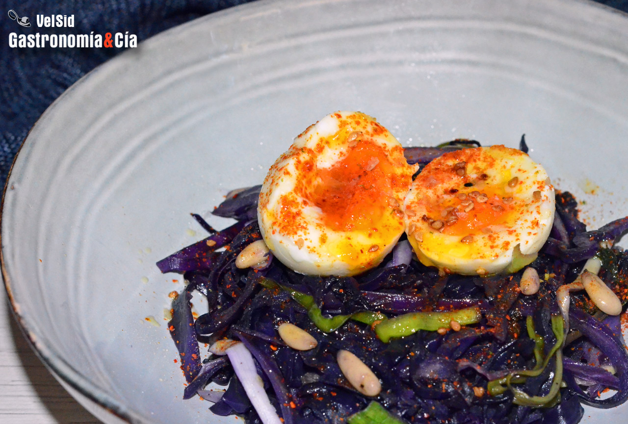 Col lombarda, como tallarines vegetales, con huevo y piñones. Receta de un entrante sencillo, sabroso y saludable
