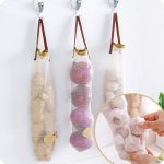 Colgar cebollas, ajos y patatas