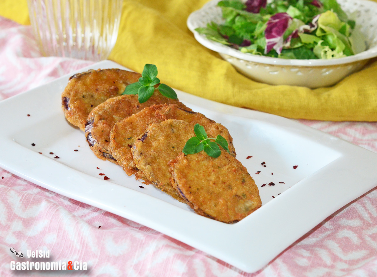 Berenjenas fritas rebozadas con almendra y arroz. Receta sin gluten