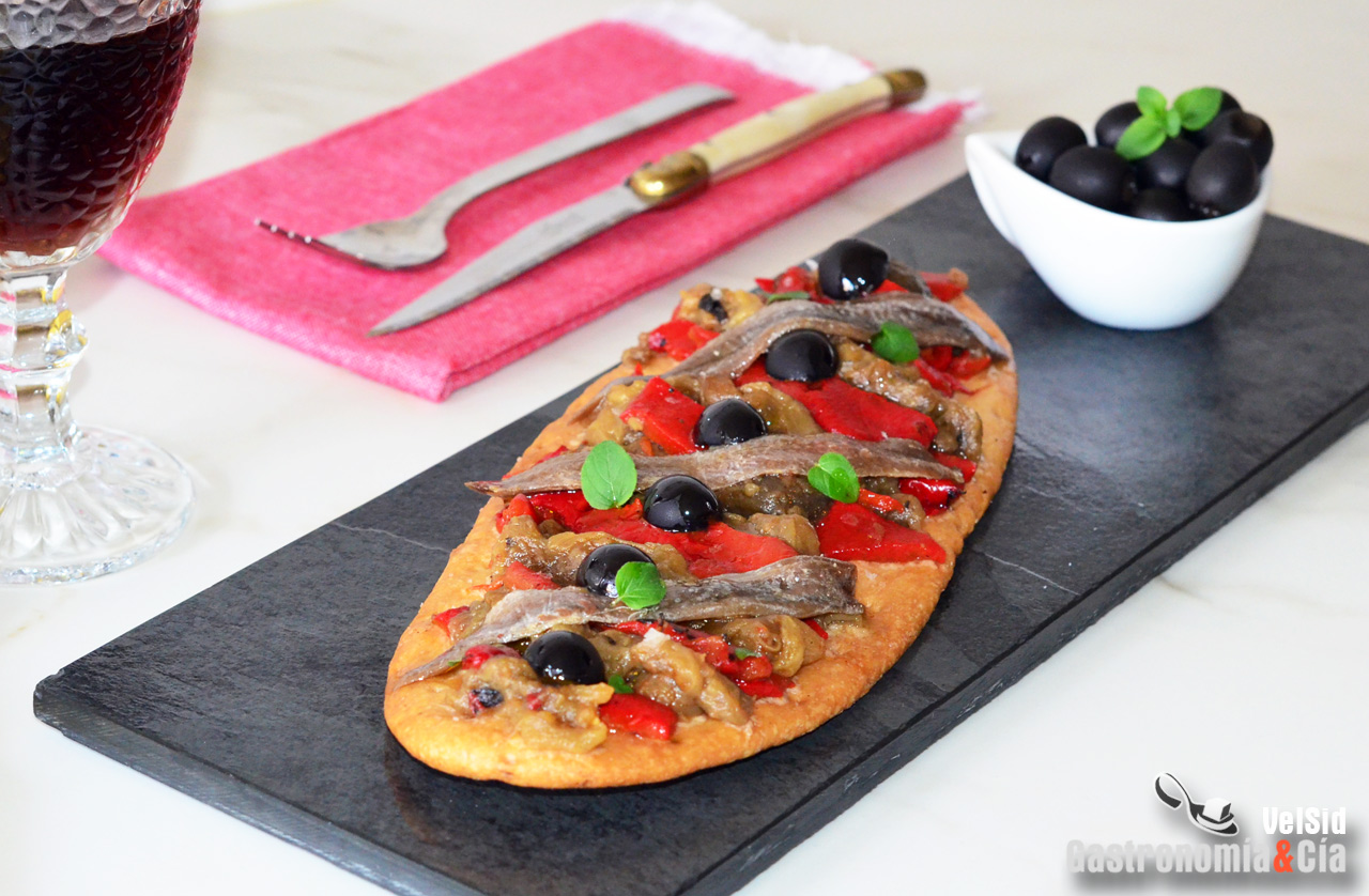 Coca de escalivada con anchoas y aceitunas, la receta completa para lucirte en la cocina