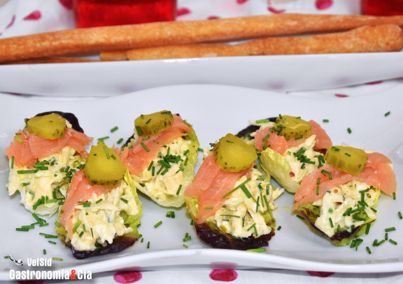 Receta de cogollos rellenos de ensalada de apionabo con salsa de yogur y mostaza, salmón ahumado y pepinillo