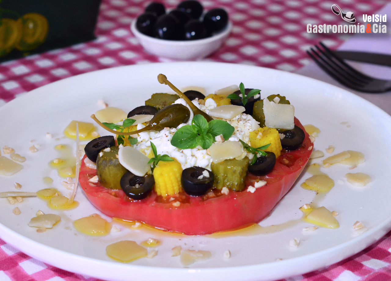 Tomate con queso cottage y encurtidos. Receta de una ensalada elegante, fresca y deliciosa