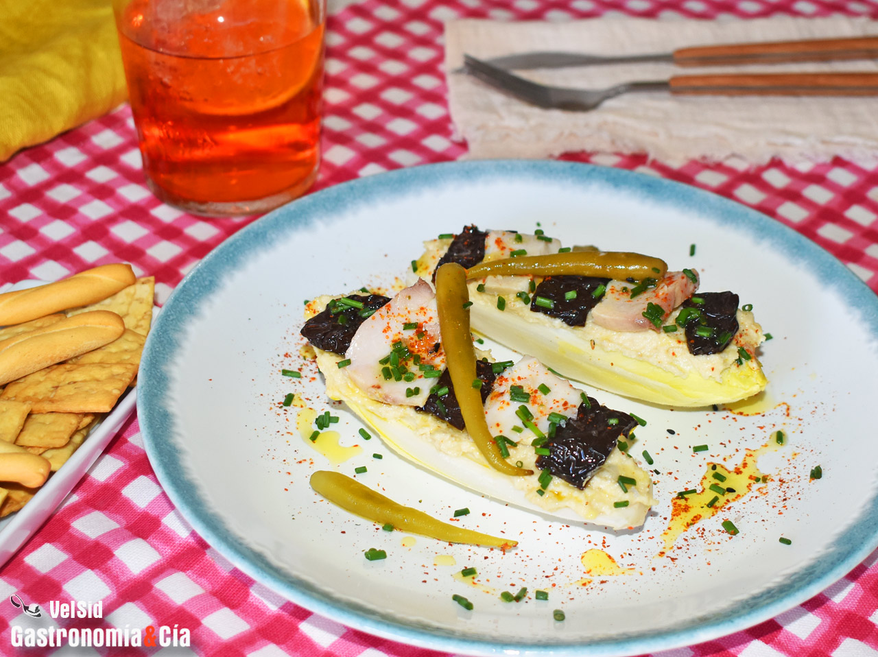 Endibias con paté de ajoblanco y bonito en aceite de oliva virgen extra ...