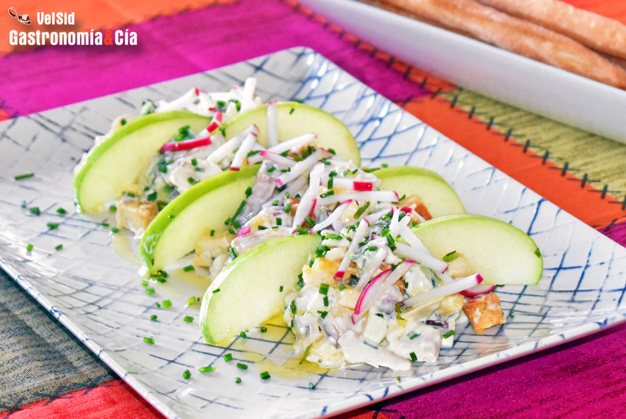 Ensalada de manzana, mango y bonito en aove. Receta de un entrante exquisito, ligero y fácil, y con una presentación festiva