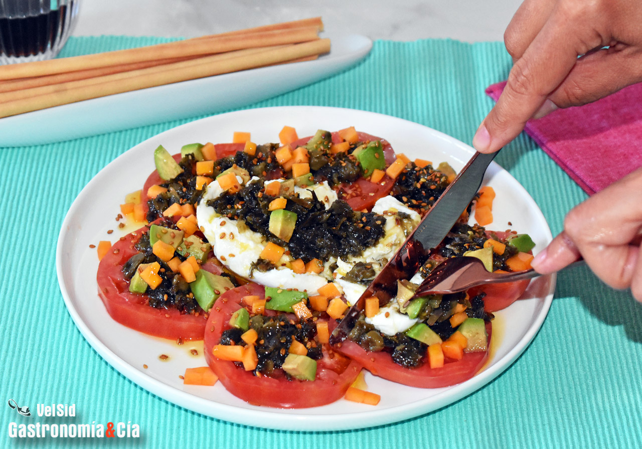 Ensalada de tomate con mozzarella y algas wakame, kombu y espagueti de mar, una receta de intenso sabor y muchas vitaminas