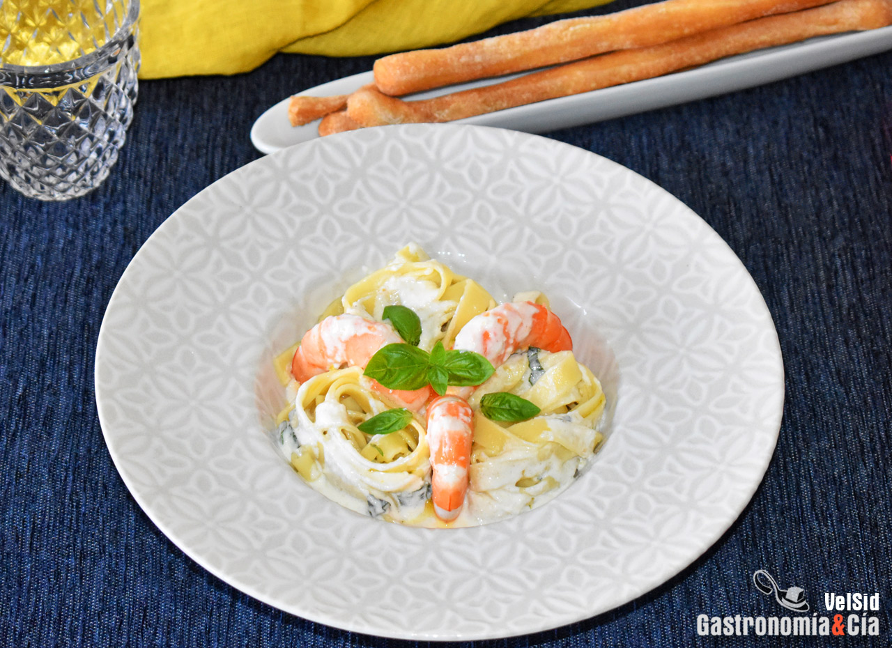 Tallarines con langostinos y salsa de lima, albahaca y mascarpone, receta de pasta para disfrutones