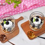 Vasito de requesón, compota de manzana y moras