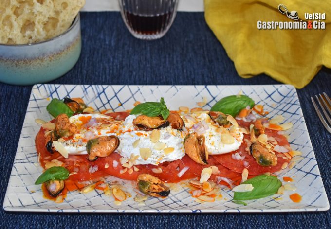 Tomate, burrata y escabeche de mejillones