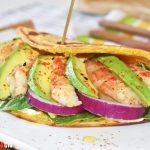 Receta de tortilla de gambas y aguacate