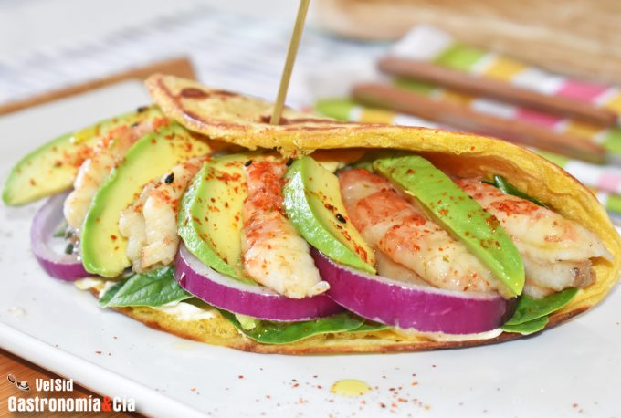 Receta de tortilla de gambas y aguacate