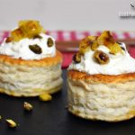 Plátano, chantilly y pistacho