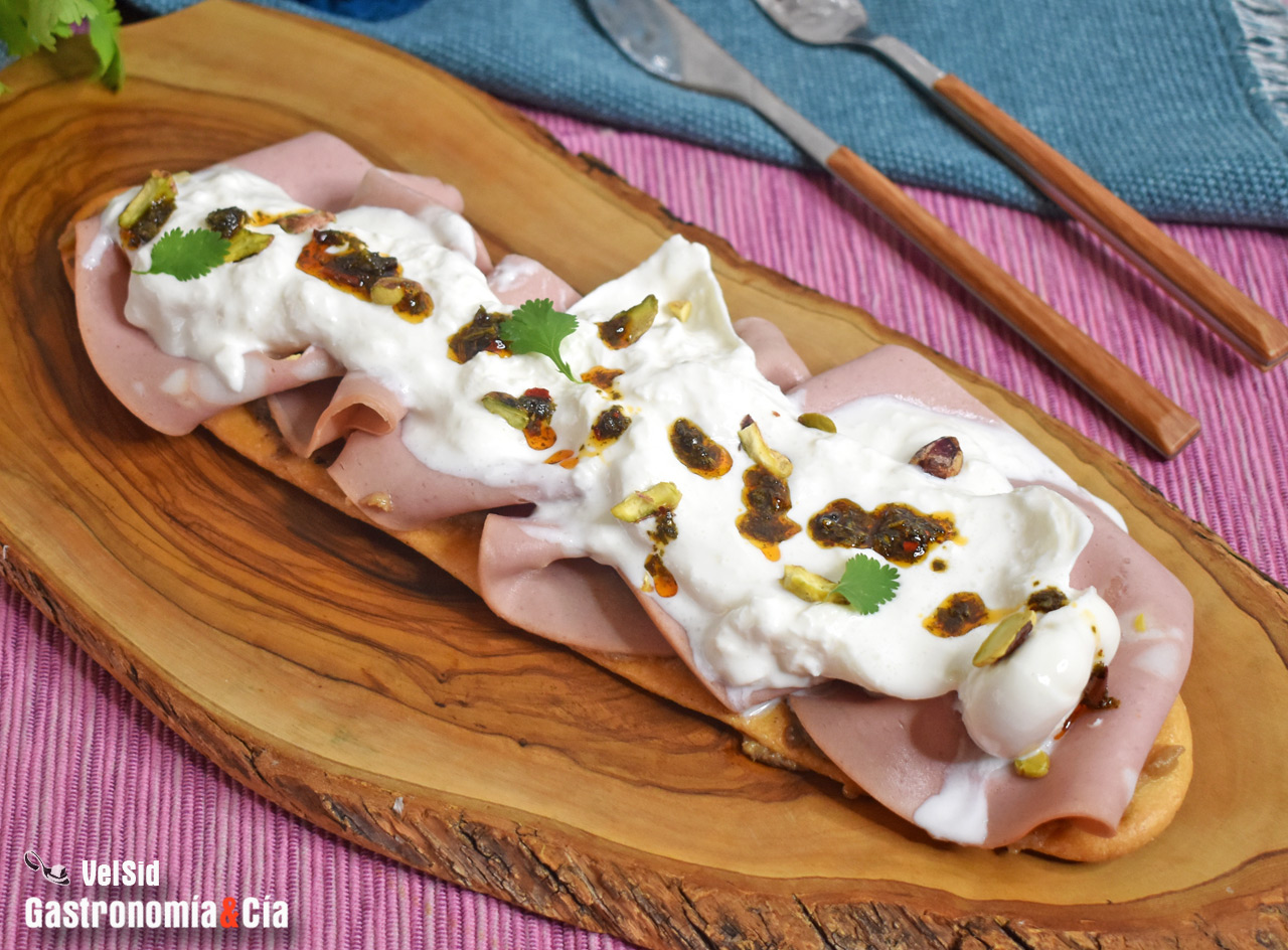 Coca salada con mortadela, burrata, berenjena y trufa, receta de un súper aperitivo para compartir