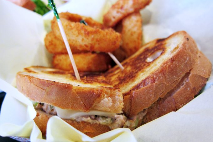 Sandwich de atún y queso fundido