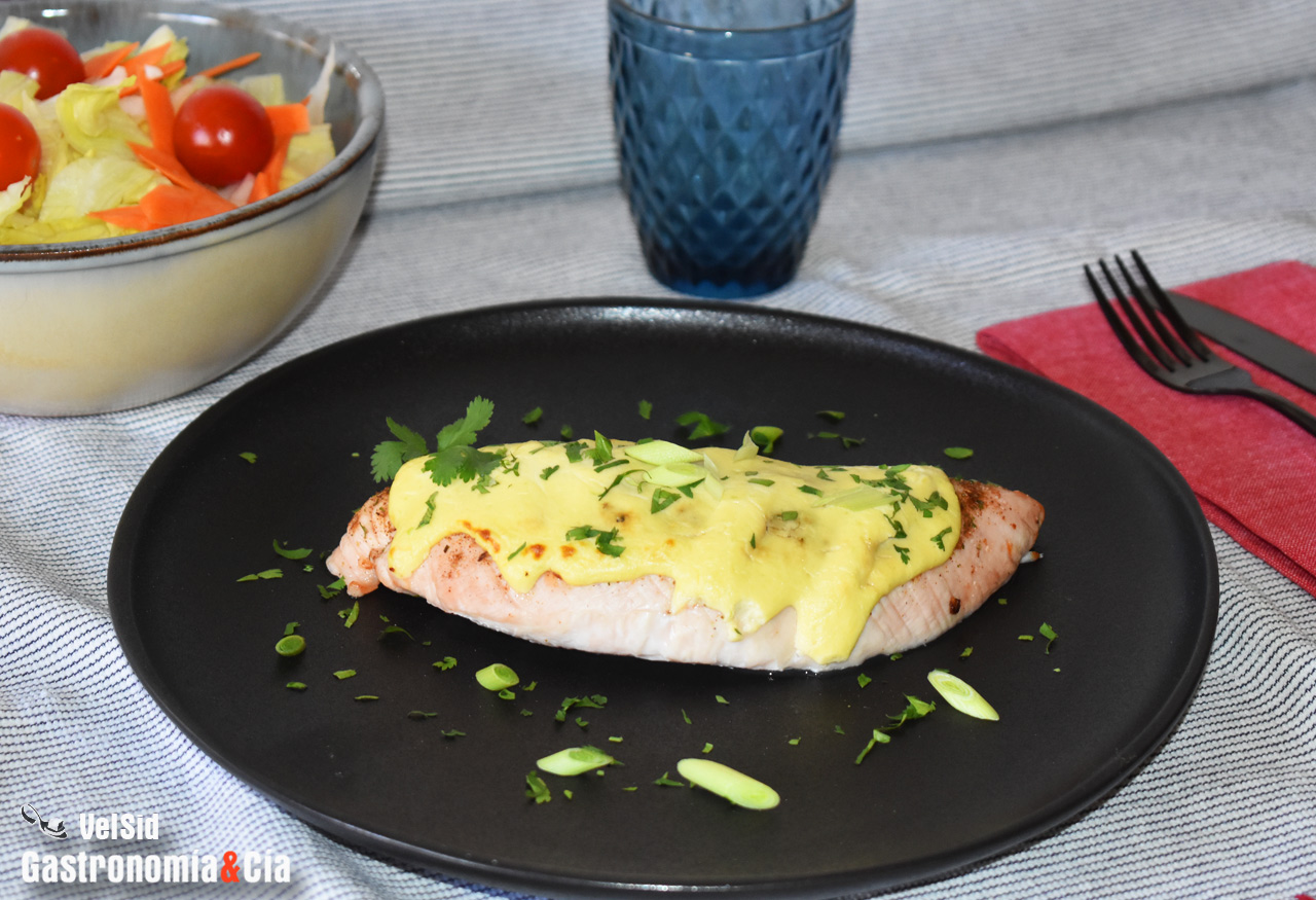 Solomillo de pavo gratinado con mahonesa de ajos tiernos, una receta ligera y deliciosa que repetirás
