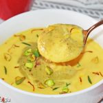 Yogur con mango y pistachos