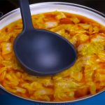 Sacar caldo limpio de la olla