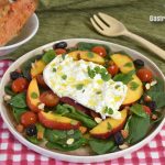 Espinacas, nectarina y burrata