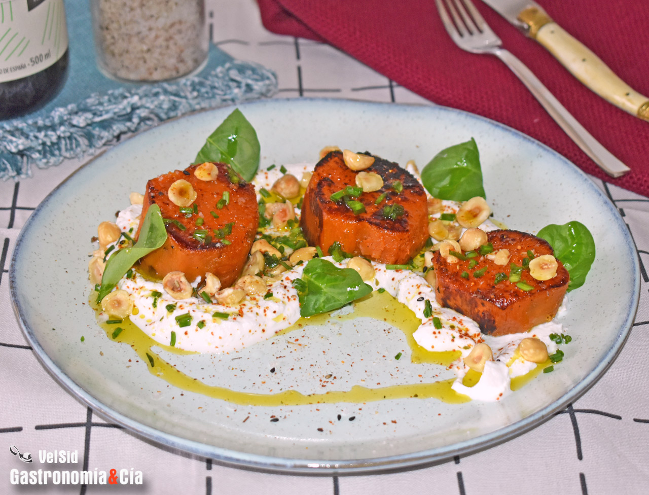 Receta de medallones de boniato caramelizados en su propio azúcar, con ricota y avellanas