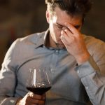 Relación entre el consumo de vino y el dolor de cabeza